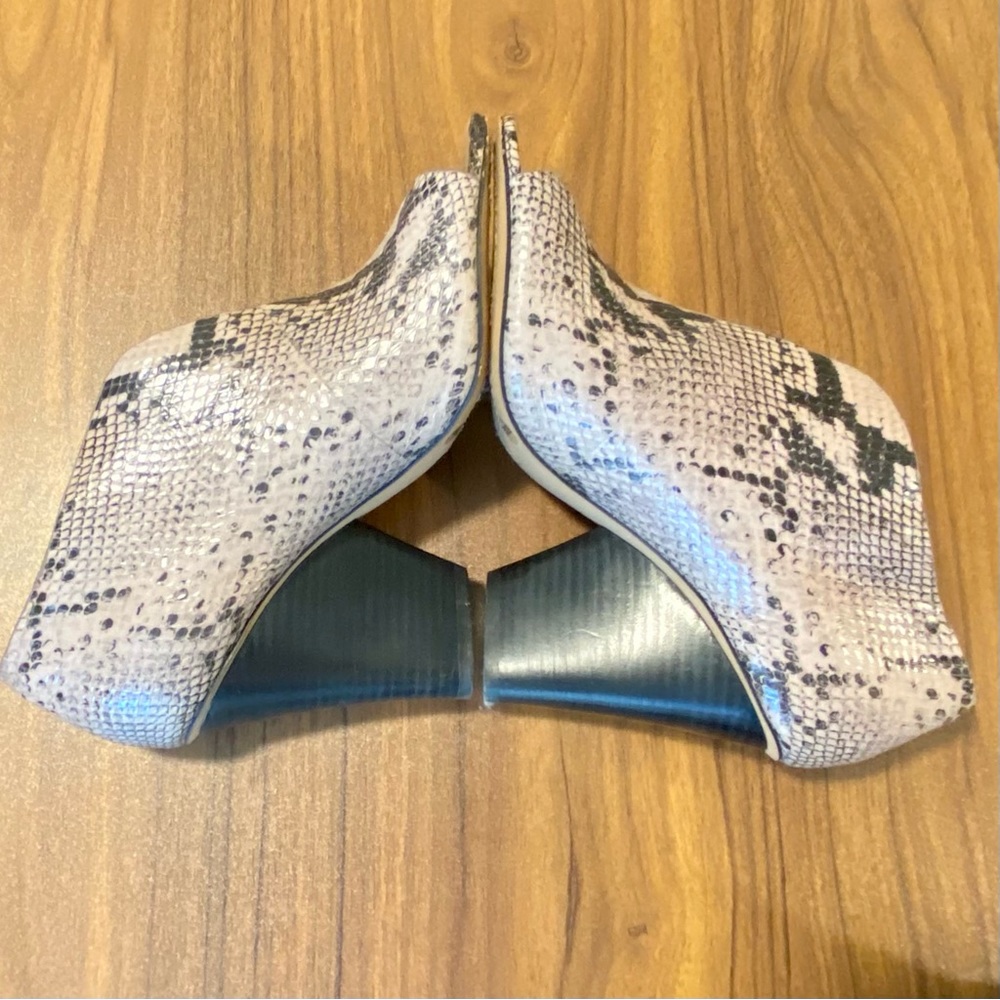 Vince Camuto Andrita Snakeskin Plunge Cut Stacked Heel Booties Size 8.5 - Picture 8 of 13